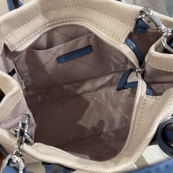 Michael Kors Mirella Small Shopper Top Zip Logo Crossbody XBODY Bag MK
Denim
NWT - Picture 11 of 16